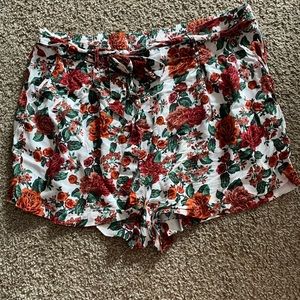Cute shorts never worn, excellent condition.